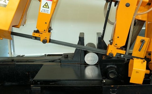 岳麓数控带锯床自动送料精度会出现偏差吗？